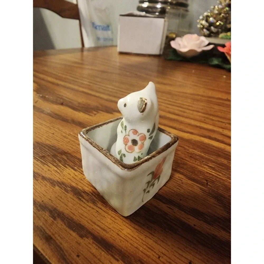 Vintage Porcelain‎ Miniature Handcrafted Kitten Cat In Floral Basket Trinket
